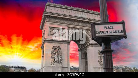 Tramonto sull'Arco di Trionfo a Parigi Foto Stock