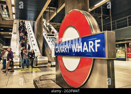 LONDRA - SETTEMBRE 27: Il cartello della metropolitana di Londra fuori dalla Canary Wharf Station splende nel quartiere finanziario di Londra il prossimo settembre Foto Stock