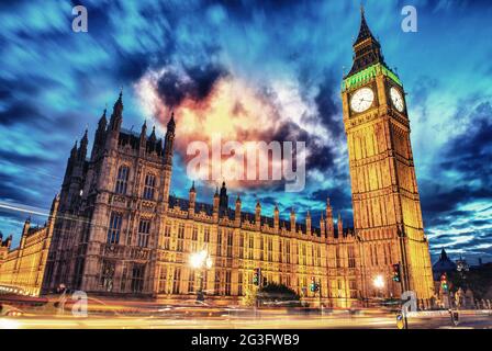 Big ben e la Casa del Parlamento al crepuscolo da Westminster Bridge - Londra Foto Stock