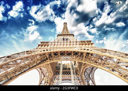 Splendida vista sulla Torre Eiffel di Parigi con colori del tramonto Foto Stock