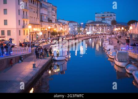 Tramonto a Viareggio, Italia. Bella passeggiata con canale e barche Foto Stock