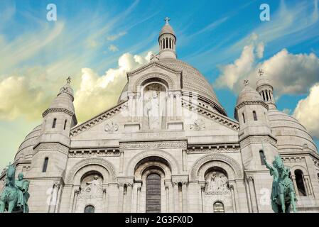 Splendidi colori del tramonto sulla Cattedrale del Sacro cuore a Montmartre - Parigi Foto Stock