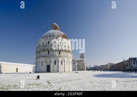 Piazza dei Miracoli a Pisa dopo una tempesta di neve Foto Stock