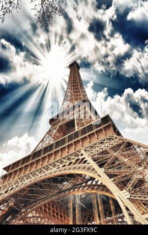 Meravigliosi colori del cielo sopra la Torre Eiffel. La Tour Eiffel a Parigi Foto Stock