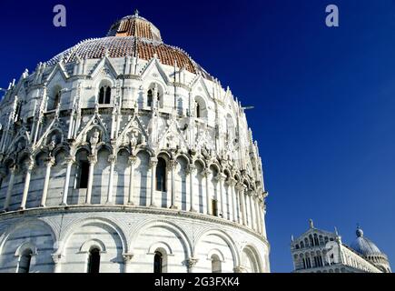 Piazza dei Miracoli a Pisa dopo una tempesta di neve Foto Stock