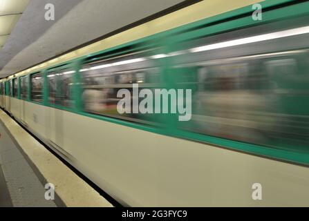 Parigi. Treno in movimento in una stazione della metropolitana Foto Stock