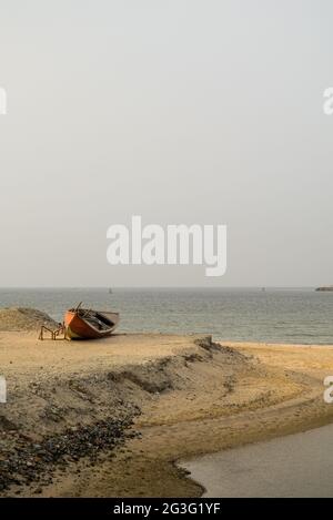 Vecchia barca di legno sulla spiaggia a Fujairah, Emirati Arabi Uniti. Foto Stock