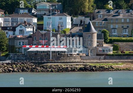 Cowes, Isola di Wight, Inghilterra, Regno Unito. 2021. Una vista esterna della prestigiosa clubhouse Royal Yacht Squadron e del Castello di West Cowes, Isola di Wight, U. Foto Stock