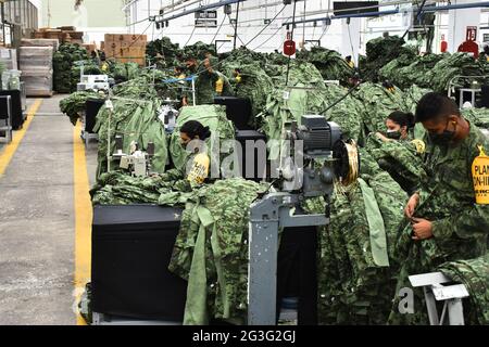 Un lavoratore militare produce uniformi per i membri dell'esercito messicano presso la fabbrica di abbigliamento e attrezzature militari fondata a 1951. I lavoratori militari producono più di 3,000 uniformi al giorno, fabbricate con tessuto da loro fatto per uso esclusivo per l'esercito messicano. Il 15 giugno 2021 a Città del Messico, Messico. (Foto di Eyepix/Sipa USA) Foto Stock