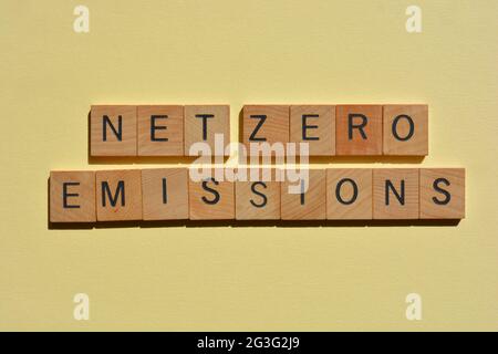 Emissioni zero nette, frase in lettere alfabetiche in legno isolate su sfondo normale Foto Stock