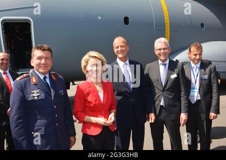 Bundesministerin der Verteidigung Ursula von der Leyen besucht den Airbus A400M auf der Ila Berlin Foto Stock