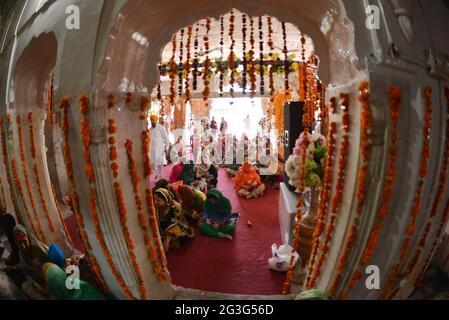 Lahore, Pakistan. 16 Giugno 2021. I pellegrini pakistani sikh prendono parte ad una cerimonia religiosa in occasione del 415° giorno del martirio del quinto Sikh Guru Arjun Dev Jee, presso il Gurdwara Dera Sahib di Lahore, il 16 giugno 2021. Centinaia di pellegrini sikh stanno partecipando al 415° anniversario della morte del quinto Guru sikh, Arjan Dev Ji, che si celebra a Derah Sahib. (Foto di Rana Sajid Hussain/Pacific Press) Credit: Pacific Press Media Production Corp./Alamy Live News Foto Stock