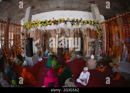 Lahore, Pakistan. 16 Giugno 2021. I pellegrini pakistani sikh prendono parte ad una cerimonia religiosa in occasione del 415° giorno del martirio del quinto Sikh Guru Arjun Dev Jee, presso il Gurdwara Dera Sahib di Lahore, il 16 giugno 2021. Centinaia di pellegrini sikh stanno partecipando al 415° anniversario della morte del quinto Guru sikh, Arjan Dev Ji, che si celebra a Derah Sahib. (Foto di Rana Sajid Hussain/Pacific Press) Credit: Pacific Press Media Production Corp./Alamy Live News Foto Stock