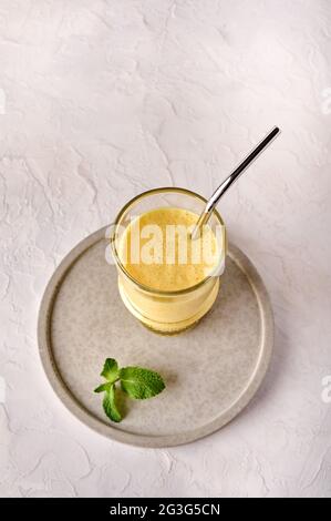 Lassi e' una tradizionale bevanda fresca indiana con mango, menta e ghiaccio. Dissetante in condizioni di clima caldo. Spazio di copia Foto Stock