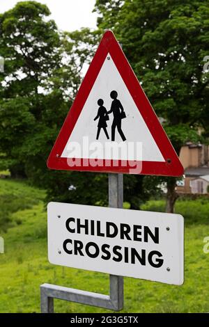 Segnale di avvertimento per i bambini che attraversano la strada nella città di Sedbergh in Cumbria, Inghilterra. Sedbergh si trova nello Yorkshire Dales National Park. Foto Stock
