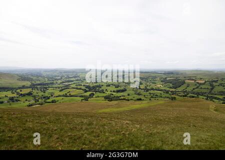 Campi intorno alla città di Sedbergh in Cumbria, Inghilterra. Sedbergh si trova nello Yorkshire Dales National Park. Foto Stock