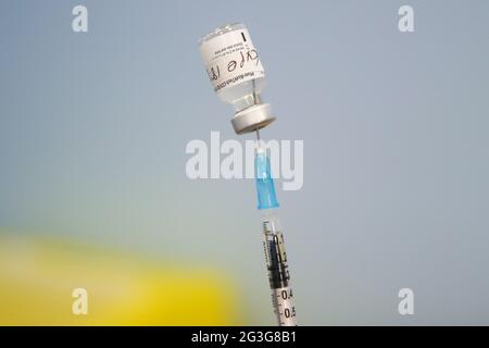 Londra, Regno Unito. 14 Giugno 2021. Uno staff del Servizio sanitario Nazionale (NHS) prepara una siringa con il vaccino Pfizer Covid-19 presso un centro di vaccinazione di Londra. Credit: SOPA Images Limited/Alamy Live News Foto Stock