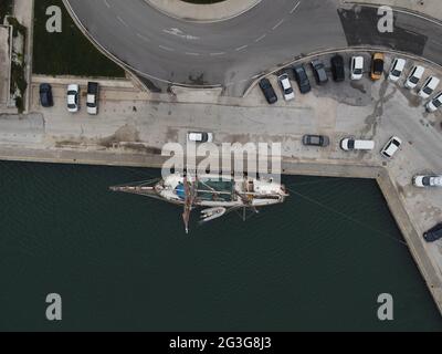 Vista aerea Old Ship in legno attraccato nella costa della città di Igoumenitsa in Grecia Foto Stock