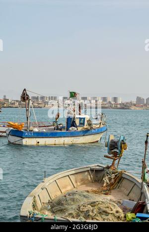 Barche da pesca in un vecchio porto di Algeri, Algeria. Foto Stock