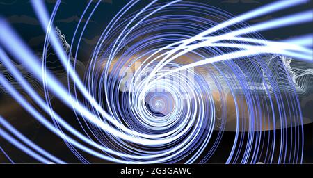 Immagine generata digitalmente di tracce di luce a spirale blu su sfondo nero Foto Stock