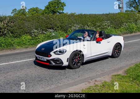 2018 Abarth 124 Spider Multiair Auto bianco 1368cc benzina Roadster convertibile durante il tragitto per Capesthorne Hall classic May car show, Cheshire, UK Foto Stock