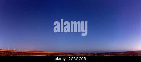 Panorama notturno del deserto con generatori di vento e il cielo stellato, Stati Uniti Foto Stock