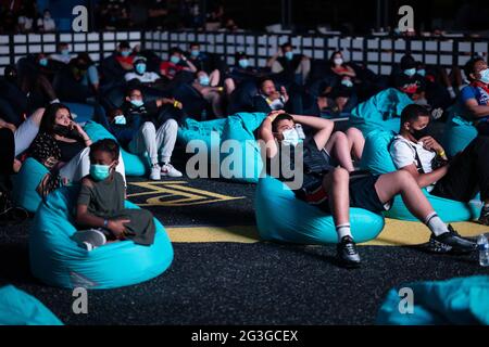 Roissy-en-Brie, Parigi, Francia 15 giugno 2021, i tifosi francesi guardano la partita durante la partita di calcio del Gruppo F UEFA EURO 2020 a Monaco, tra Francia e Germania, il 15 giugno 2021, a Roissy-en-Brie, nei pressi di Parigi, dove Adidas e Paul Poggiba hanno organizzato una Fan zone, Roissy-en-Brie è la città natale del giocatore nazionale francese Paul Poggiba. Foto Raphael Lafargue/ABACAPRESS.COM Foto Stock