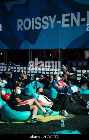 Roissy-en-Brie, Parigi, Francia 15 giugno 2021, i tifosi francesi guardano la partita durante la partita di calcio del Gruppo F UEFA EURO 2020 a Monaco, tra Francia e Germania, il 15 giugno 2021, a Roissy-en-Brie, nei pressi di Parigi, dove Adidas e Paul Poggiba hanno organizzato una Fan zone, Roissy-en-Brie è la città natale del giocatore nazionale francese Paul Poggiba. Foto Raphael Lafargue/ABACAPRESS.COM Foto Stock