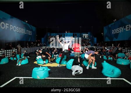 Roissy-en-Brie, Parigi, Francia 15 giugno 2021, i tifosi francesi festeggiano dopo aver assistito alla partita durante la partita di calcio del Gruppo F UEFA EURO 2020 a Monaco, tra Francia e Germania, il 15 giugno 2021, a Roissy-en-Brie, nei pressi di Parigi, dove una Fan zone è stata organizzata da Adidas e Paul Poggiba, Roissy-en-Brie è la città natale del giocatore nazionale francese Paul Poggiba. Foto Raphael Lafargue/ABACAPRESS.COM Foto Stock