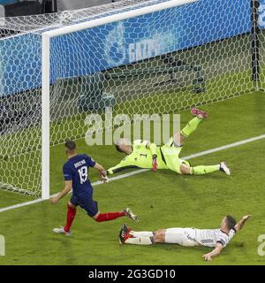 Betrieb von Karim Benzema (fra) gegen Torwart Manuel Neuer (Deutschland) und Robin Gosens (Deutschland) Frankreich - Deutschland München, 15.06.20 Foto Stock