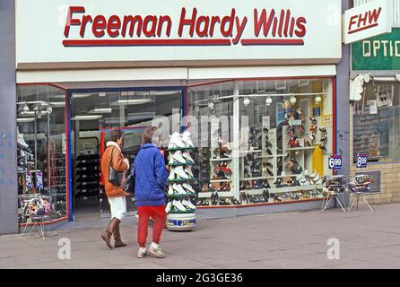 Freeman Hardy Willis negozio di scarpe FHW, negozio di marca, vetrina anteriore 1991 archivio storico della scena stradale, vista di un paio di donne che fanno shopping camminando lungo il marciapiede della strada dello shopping fuori dagli anni '1990, mostra di un'azienda di calzature al dettaglio nel Borough of Barking di Londra di come eravamo negli anni '90 dell'East End Inghilterra Regno Unito Foto Stock