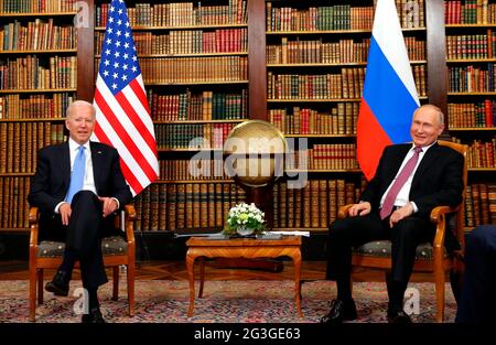 (210616) -- GINEVRA, 16 giugno 2021 (Xinhua) -- il presidente degli Stati Uniti Joe Biden (L) e il presidente russo Vladimir Putin si incontrano a Villa la Grange a Ginevra, in Svizzera, il 16 giugno 2021. (Denis Balibouse/piscina via Xinhua) Foto Stock