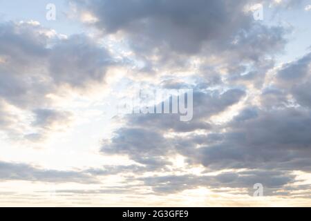 Nuvole dinamiche abd cielo con il sole che sbirta attraverso Foto Stock