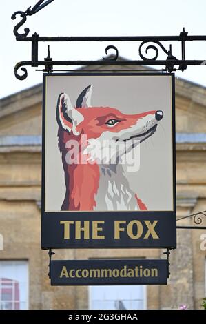 L'insegna del pub Fox nella città nord di Chipping Norton nell'Oxfordshire. Il pub è di proprietà della locale Hook Norton Brewery. Foto Stock