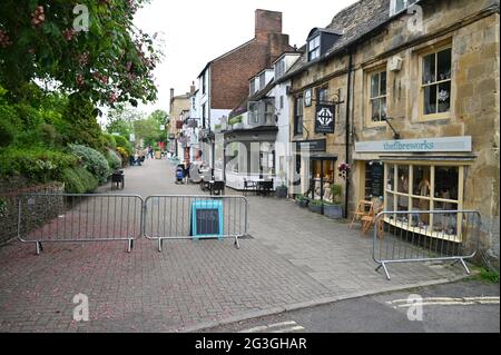 Middle Row, nella città di Chipping Norton, nell'Oxfordshire settentrionale, ospita una varietà di negozi indipendenti Foto Stock