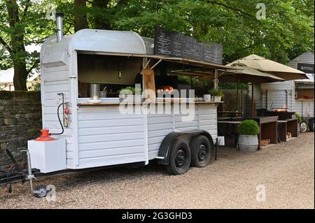 Un vecchio crine è stato trasformato in un furgone per pizza nel parcheggio del Wild Rabbit, un ristorante nel villaggio nord dell'Oxfordshire di Kingham Foto Stock