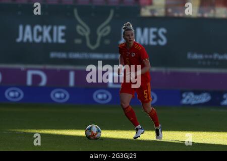 Llanelli, Regno Unito. 15 giugno 2021. Rhiannon Roberts del Galles donne in azione. Calcio internazionale per donne, Galles contro Scozia al Parc y Scarlets Stadium di Llanelli, Galles del Sud, martedì 15 giugno 2021. pic di Andrew Orchard/Andrew Orchard sports photography/Alamy Live news Credit: Andrew Orchard sports photography/Alamy Live News Foto Stock