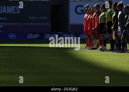 Llanelli, Regno Unito. 15 giugno 2021. I giocatori di entrambe le squadre e ufficiali di partita si levano in piedi per gli anthem nazionali davanti a k/o. Calcio internazionale per donne, Galles contro Scozia al Parc y Scarlets Stadium di Llanelli, Galles del Sud, martedì 15 giugno 2021. pic di Andrew Orchard/Andrew Orchard sports photography/Alamy Live news Credit: Andrew Orchard sports photography/Alamy Live News Foto Stock