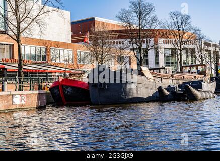 Edificio Stopera, Amsterdam, Paesi Bassi con chiatte Foto Stock