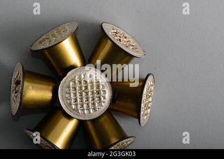 Capsule di caffè colorate e usate in primo piano. Foto Stock