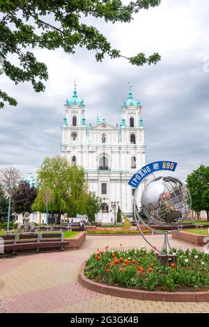 GRODNO, BIELORUSSIA - 22 MAGGIO 2021: Cattedrale di San Francesco Saverio a Grodno, Bielorussia. La facciata della chiesa cattolica Farny e segno Grodno 890 sul globo d'argento Foto Stock