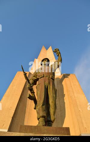 Statua del soldato che tiene una torcia e una pistola nel monumento di Maqam Echahid. Foto Stock