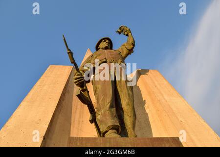 Statua del soldato che tiene una torcia e una pistola nel monumento di Maqam Echahid. Foto Stock