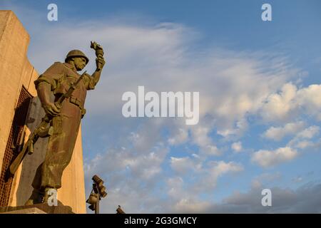 Statua del soldato che tiene una torcia e una pistola nel monumento di Maqam Echahid. Foto Stock