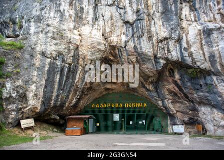 Lazar's Cave (Lazareva Pecina, conosciuta anche come Zlotska Cave), la grotta esplorata più lunga della Serbia il 14 giugno 2021. È conosciuta per le belle formazioni Foto Stock