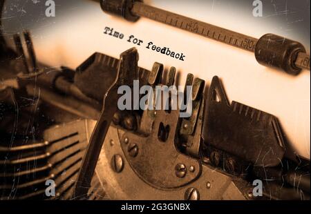 Vecchia macchina da scrivere con la carta Foto Stock