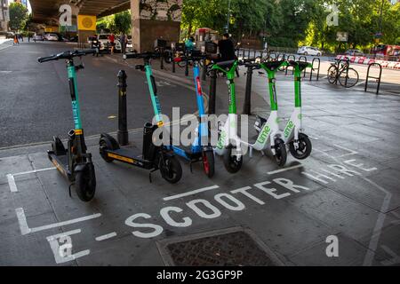 Una stazione e-scooter a Hammersmith - uno dei pochi comuni dove da lunedì 7 giugno 2021 scooter elettrici è diventato disponibile per il noleggio a Londra. Foto Stock