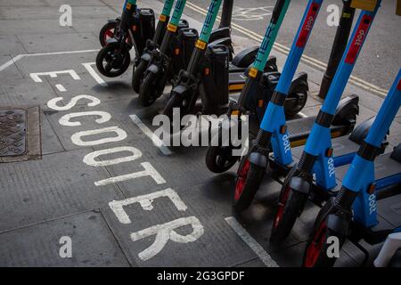 Una stazione e-scooter a Hammersmith - uno dei pochi comuni dove da lunedì 7 giugno 2021 scooter elettrici è diventato disponibile per il noleggio a Londra. Foto Stock