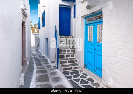 Tradizionale casa greca con porta blu e scala in vicolo della città. Isola di Mykonos, Grecia. Foto Stock