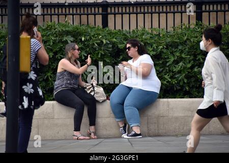 Londra, Regno Unito. 16 Giugno 2021. Giornata di sole nel West End. Credit: JOHNNY ARMSTEAD/Alamy Live News Foto Stock